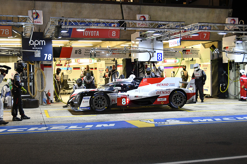 8号車 Toyota TS050 HYBRID（セバスチャン・ブエミ/中嶋一貴/フェルナンド・アロンソ組、MI）のピット作業