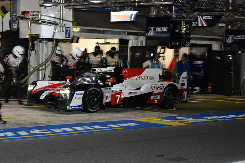 7号車 Toyota TS050 HYBRID（マイク・コンウェイ/小林可夢偉/ホセ・マリア・ロペス組、MI）も順調に夜間のピット作業をこなしていく