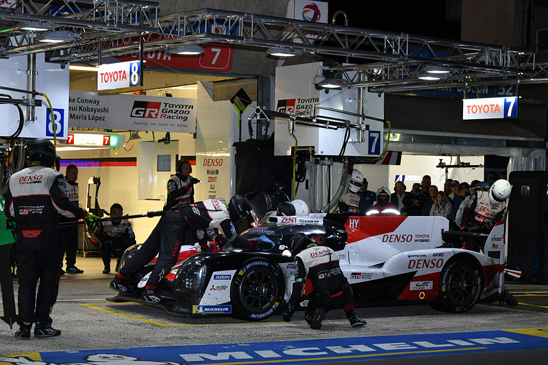 7号車 Toyota TS050 HYBRID（マイク・コンウェイ/小林可夢偉/ホセ・マリア・ロペス組、MI）も順調に夜間のピット作業をこなしていく
