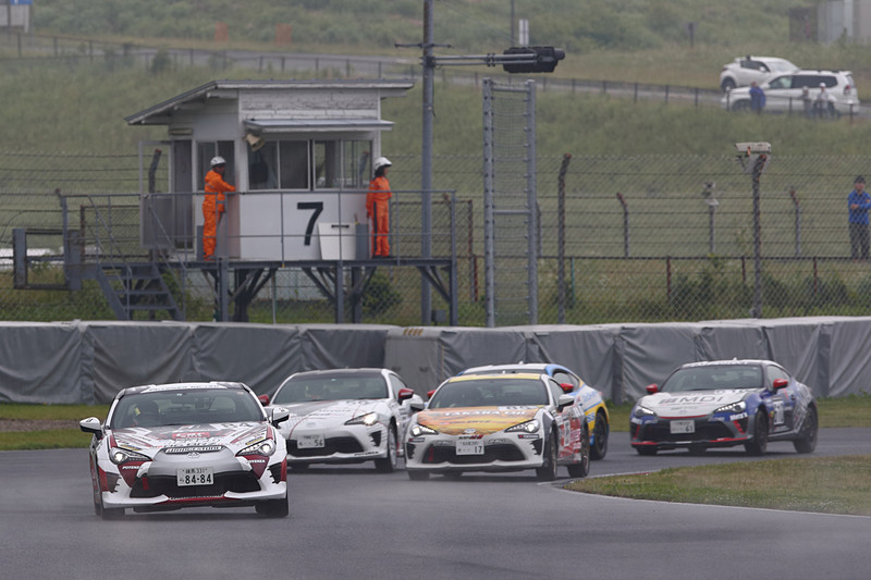 第1ヒートはウェット。第2ヒートは徐々に乾き始めるという難しい路面コンディションの中、レースは進行