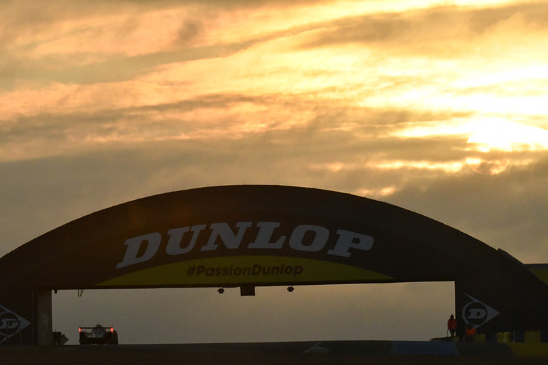 夜明けを迎えたサルト・サーキット。17時間経過で、残り7時間の争いとなっている