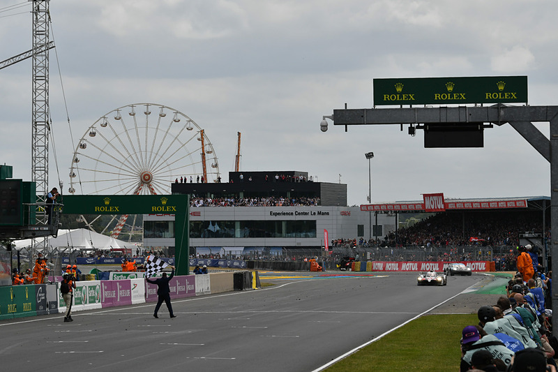 トップのトヨタ8号車がゴールラインに近づく