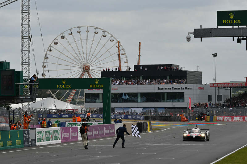 24時間レースのチェッカーフラッグが振られた