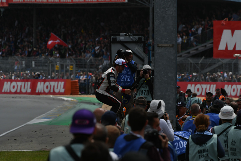 壁に上って自撮り