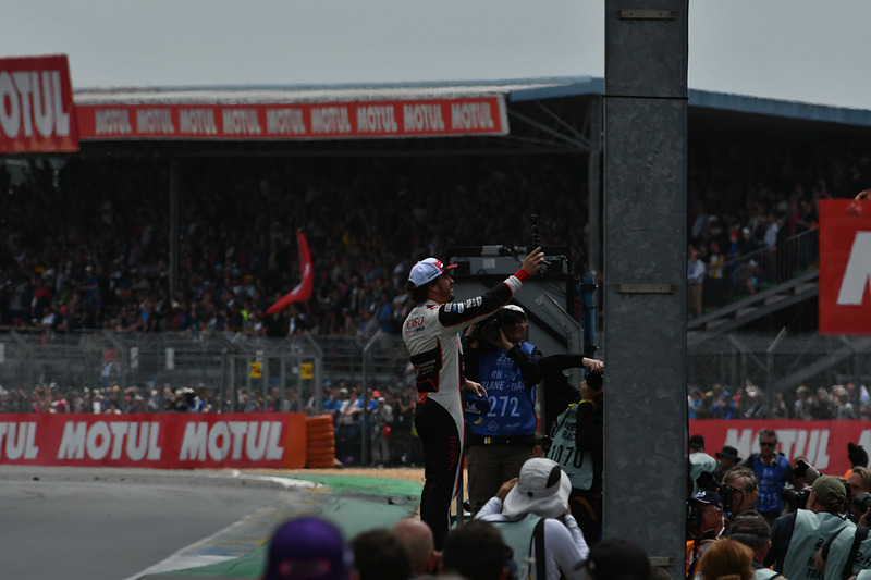 壁に上って自撮り