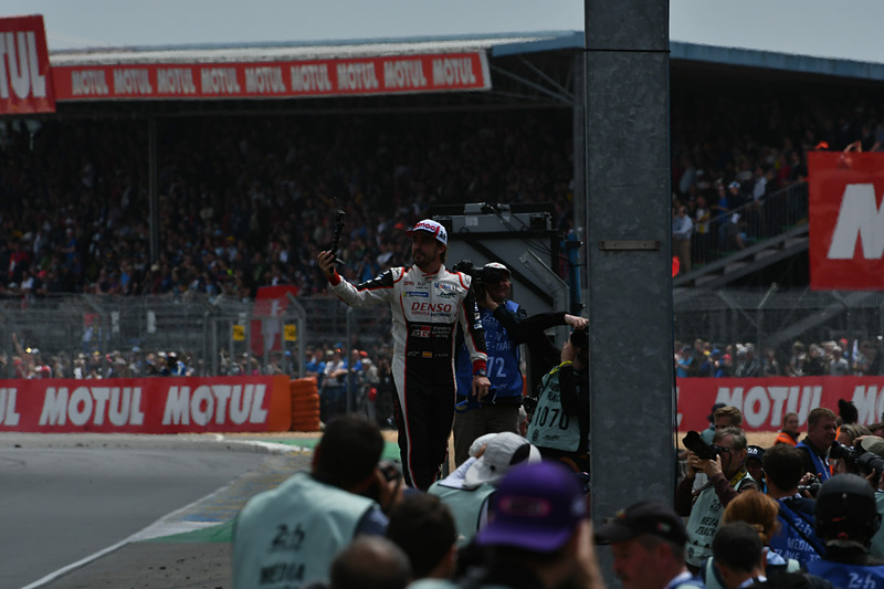 壁に上って自撮り