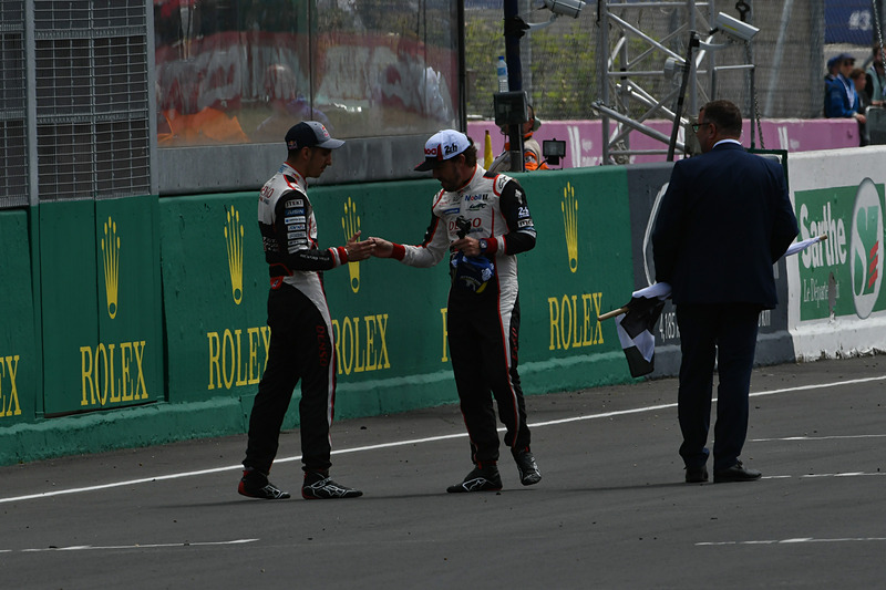 ブエミ選手と喜び合う