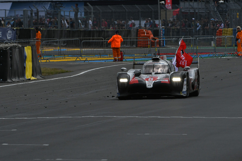 ゴールインのドライバーを務めた中嶋一貴選手がウイニングランを終えて帰ってきた