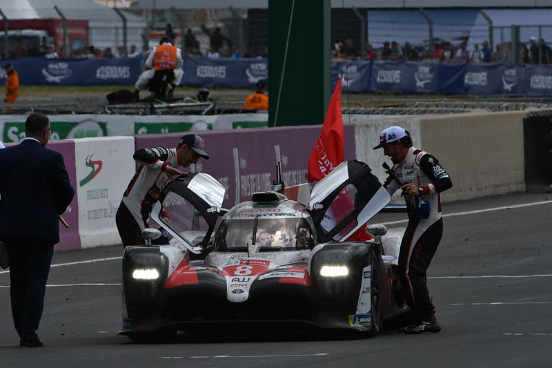 トヨタ8号車に乗り込む、ブエミ選手とアロンソ選手