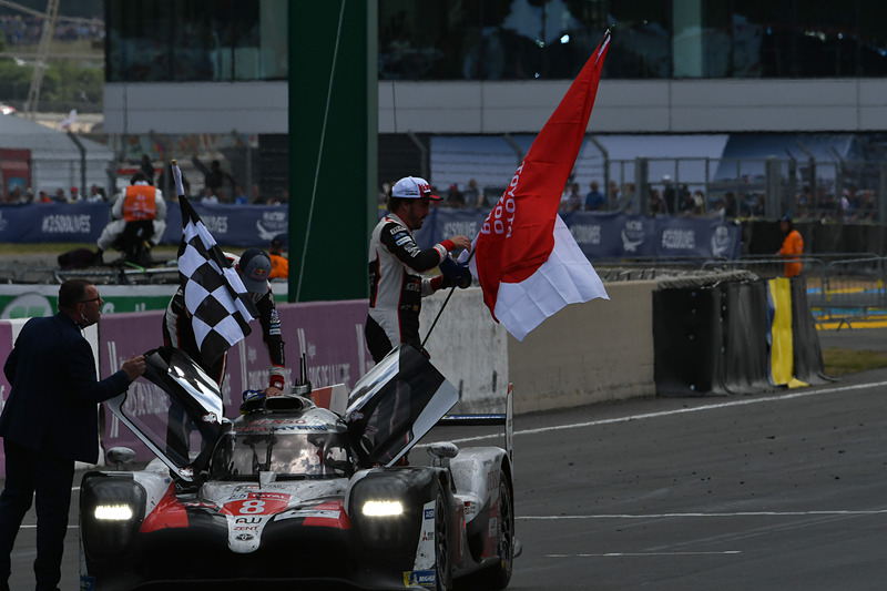 トヨタ8号車に乗り込む、ブエミ選手とアロンソ選手