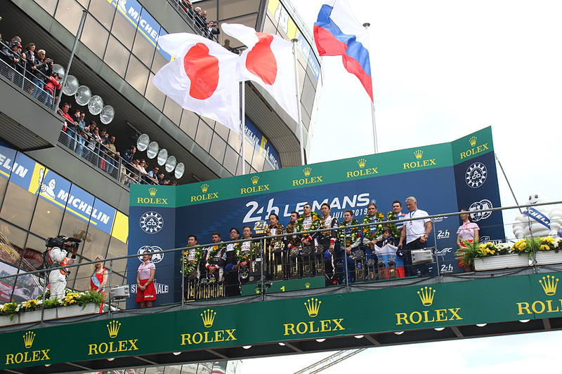 表彰台には2本の日の丸が。君が代の音楽も流れた