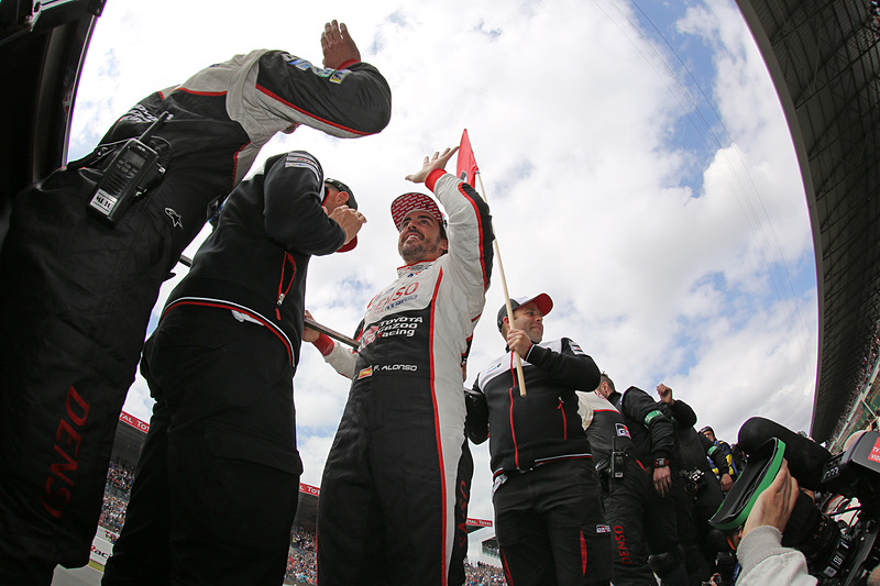 中嶋一貴選手がゴール後喜び合うアロンソ選手