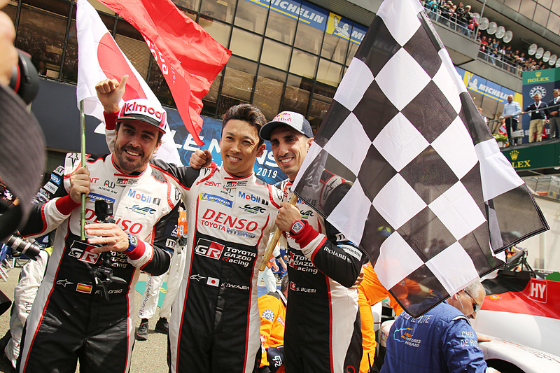 ドライバー3人で記念写真に応える