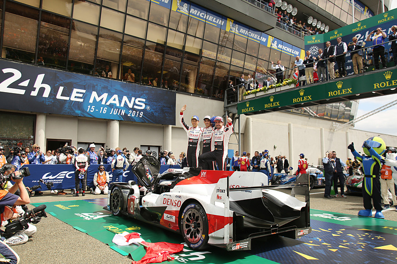 8号車のドライバー3人で勝利を喜び合う