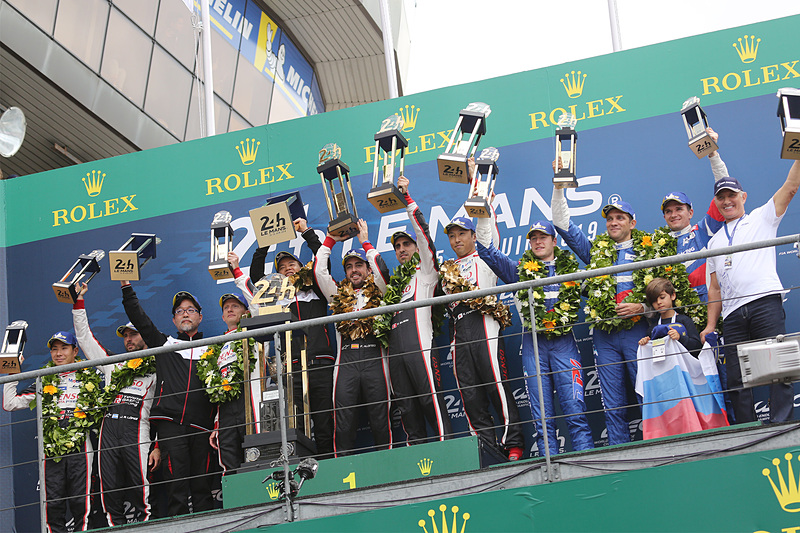 表彰台での風景