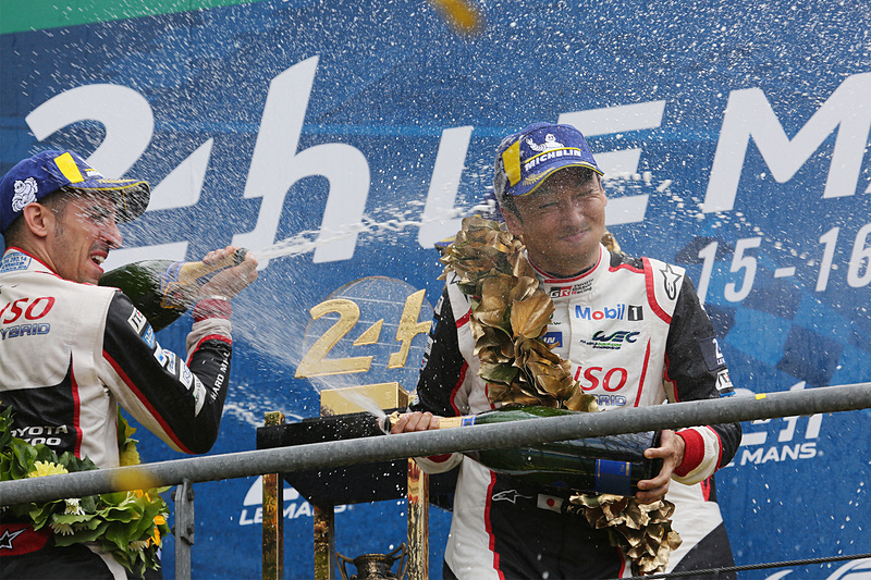 シャンパンファイト中の中嶋一貴選手