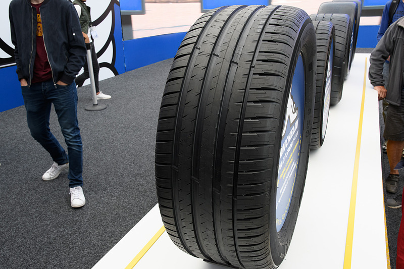 パイロットシリーズらしいシンプルなタイヤパターン。非対称パターンを採用しており、右がアウト側