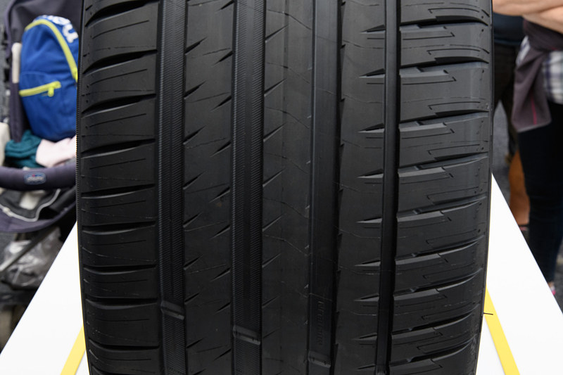 パイロットシリーズらしいシンプルなタイヤパターン。非対称パターンを採用しており、右がアウト側