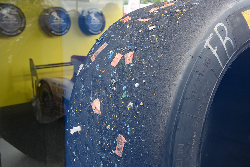 タイヤに付いたタイヤカスなどが激戦を物語る