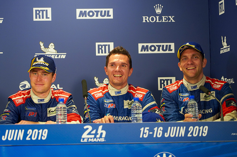 3位になったストフェル・バンドーン選手、ミカエル・アレシン選手、ヴィタリー・ペトロフ選手（左から）