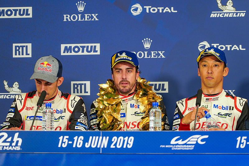 優勝した8号車 Toyota TS050 HYBRIDのクルー。左からセバスチャン・ブエミ選手、フェルナンド・アロンソ選手、中嶋一貴選手