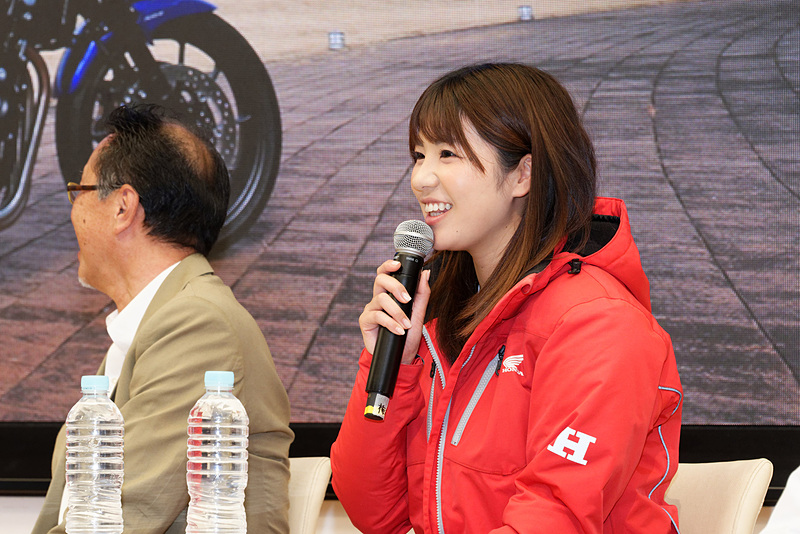 CB1000Rのエンジンのデザインが「ガチャピンに見える」と話すタレントの梅本まどかさん