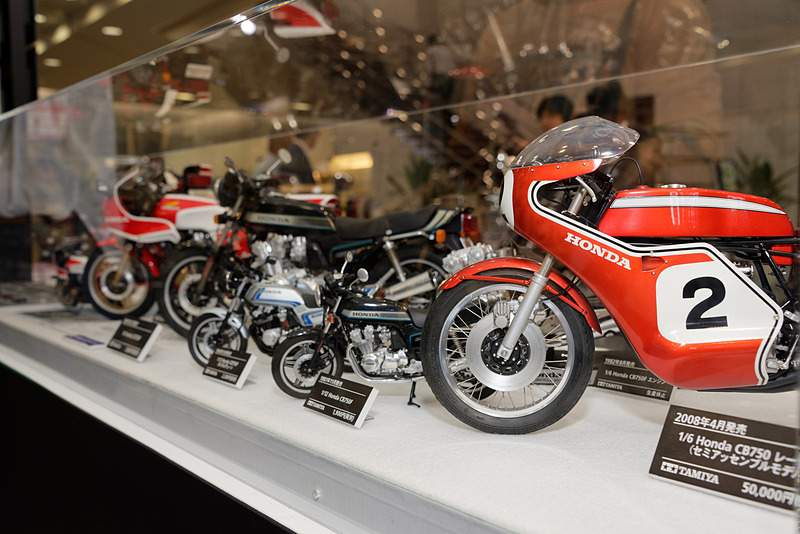 CB750Fのプラモデルをはじめ、模型も多数展示