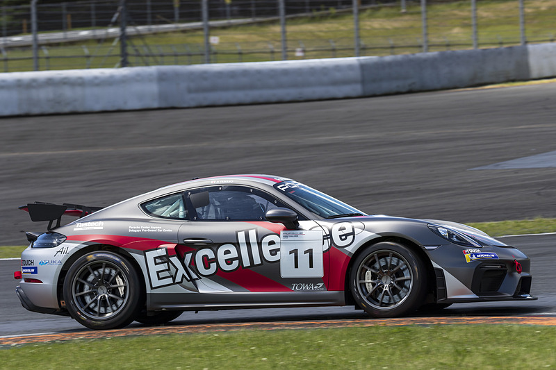 11号車は山野直也選手、19号車は石坂瑞基選手がドライブした