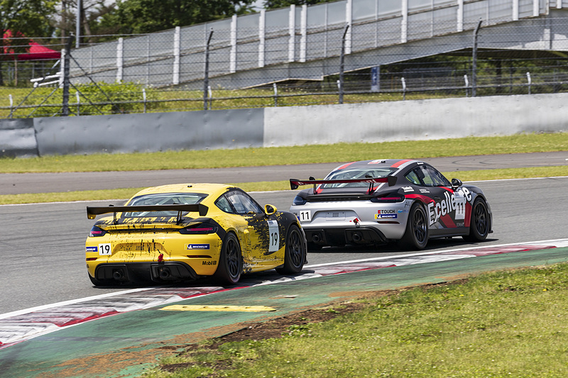 11号車は山野直也選手、19号車は石坂瑞基選手がドライブした