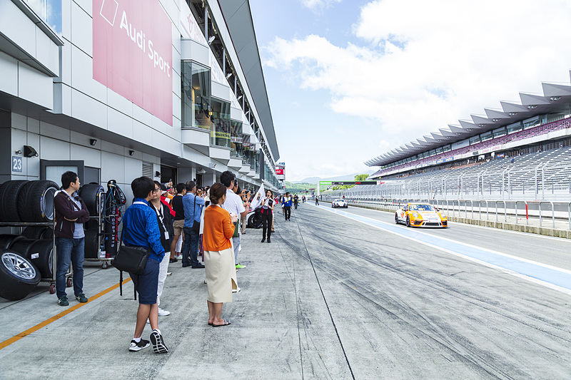 グリッドウォーク前のピットレーンも迫力満点