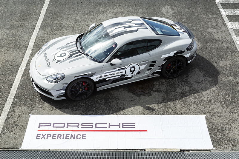 南野拓実選手応援ラッピングが施されたケイマン