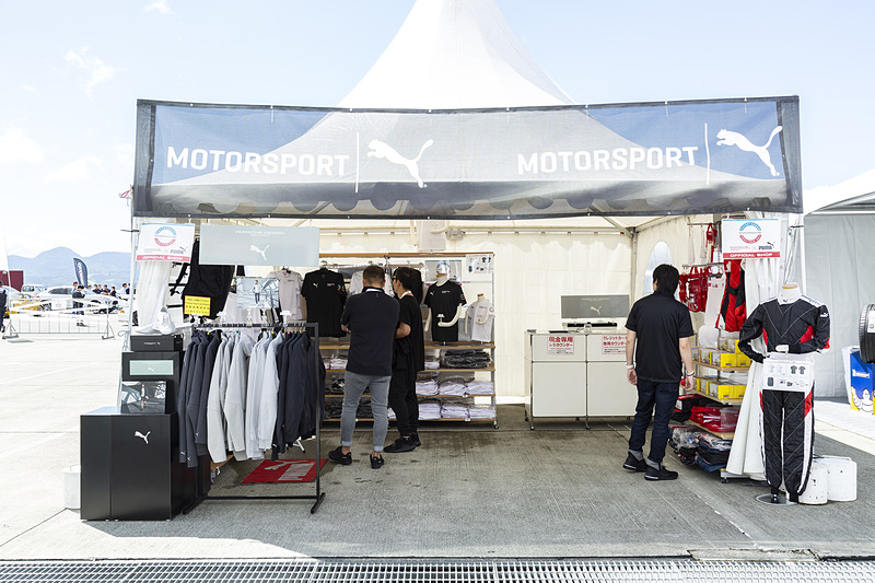 PUMAブースでは当日限定のシャツなども販売していた