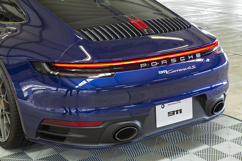 新型911カレラ4Sを展示。ボディカラーはゲンチアンブルー メタリック