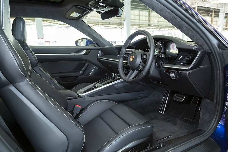 新型911カレラ4Sを展示。ボディカラーはゲンチアンブルー メタリック