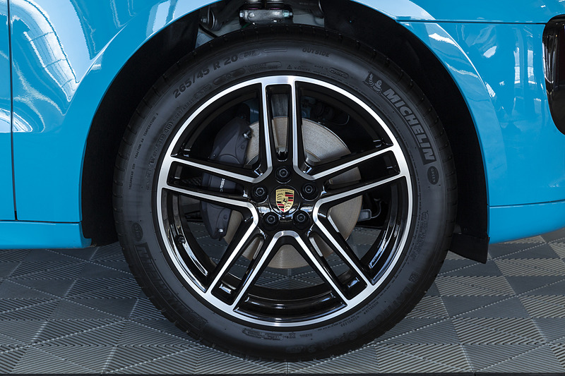 こちらはマカン。ボディカラーはマイアミブルー