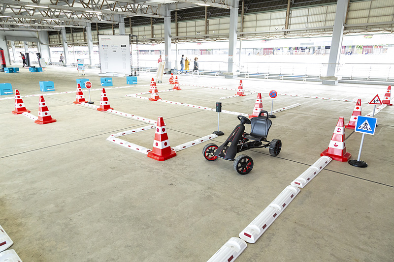 ペダルカーなどが用意されたキッズゾーン