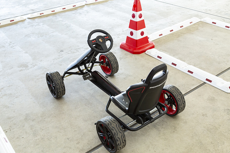 ペダルカーなどが用意されたキッズゾーン