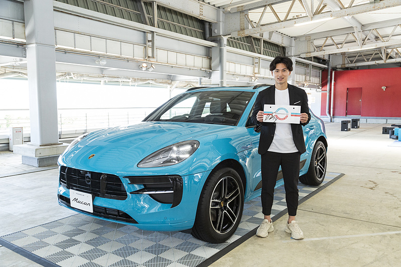 Porsche Driving Athleteの1人、南野拓実選手が登場。ファンサービスを行なった