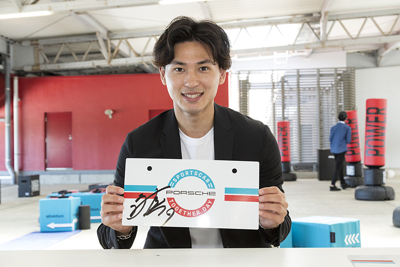 Porsche Driving Athleteの1人、南野拓実選手が登場。ファンサービスを行なった