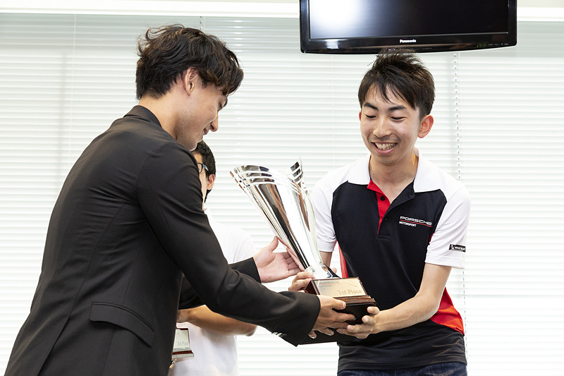 南野拓実選手からトロフィーが手渡された