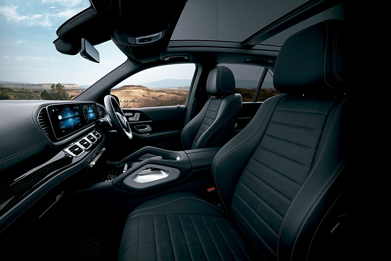 GLEのインテリア。ダッシュボードには2画面の12.3インチの大型ワイドスクリーンを標準装備