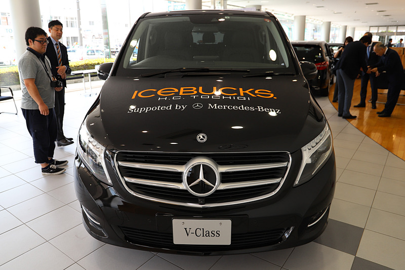 左右のサイドに日光アイスバックスのロゴと「Supported by Mercedes-Benz」の文字をあしらい、運転席と助手席のドア、ボンネットには「ICEBUCKS H.C.TOCHIGI」の文字を配した