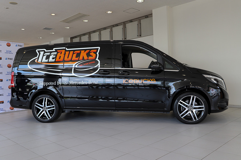 左右のサイドに日光アイスバックスのロゴと「Supported by Mercedes-Benz」の文字をあしらい、運転席と助手席のドア、ボンネットには「ICEBUCKS H.C.TOCHIGI」の文字を配した