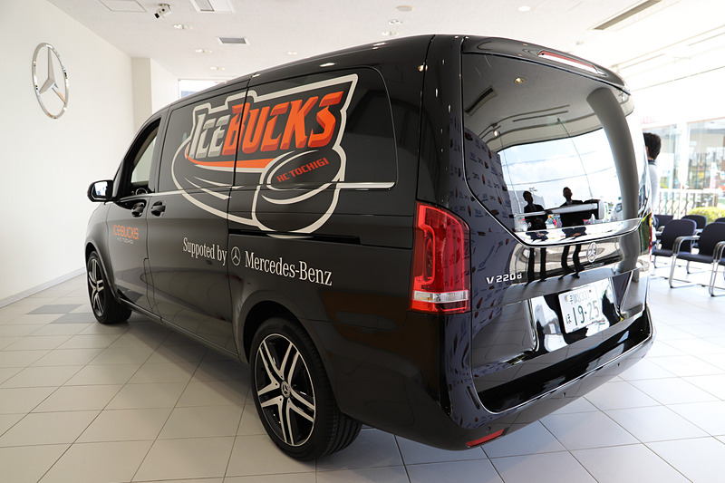 左右のサイドに日光アイスバックスのロゴと「Supported by Mercedes-Benz」の文字をあしらい、運転席と助手席のドア、ボンネットには「ICEBUCKS H.C.TOCHIGI」の文字を配した