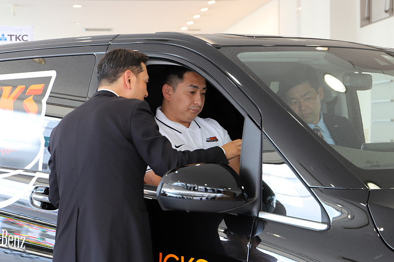 セレモニー後にヤナセの平井福支店長が車両の操作方法をレクチャーしていた