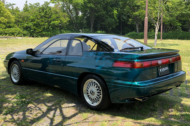 ベースがジウジアーロデザインということもあって、この独創的なグラスエリアがSVXの大きな魅力。ドアウィンドウなんて、こんなにガラスが大きいのに開閉するのは内側の小さな窓だけという（笑）。昔のクルマはこういった「無駄の美学」みたいなところもいいですよね