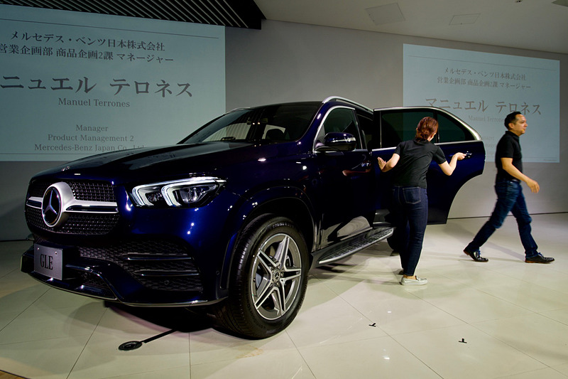 テロネス氏はGLEの新たな魅力である3列目シートから登場
