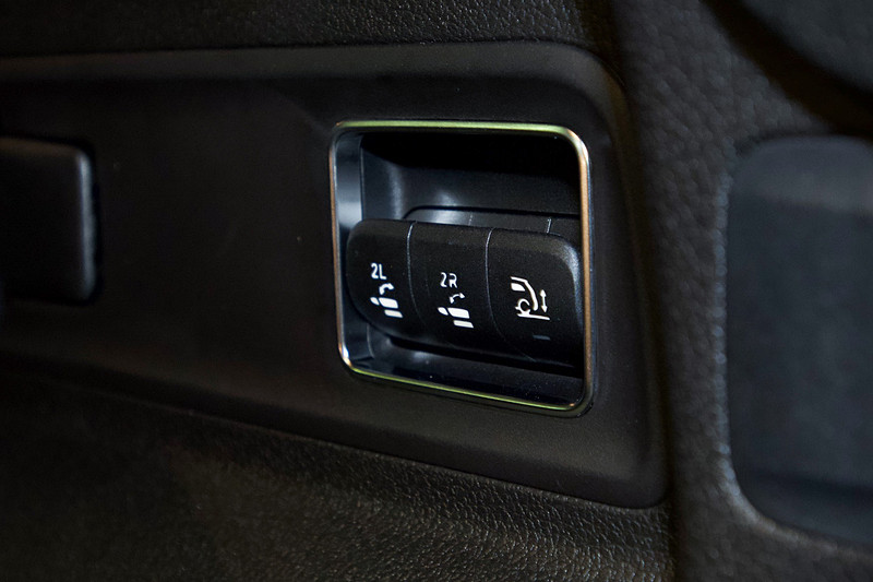 2列目シートの背もたれは電動角度調整式。一部モデルでリア側の車高を40m下げる機能も備える