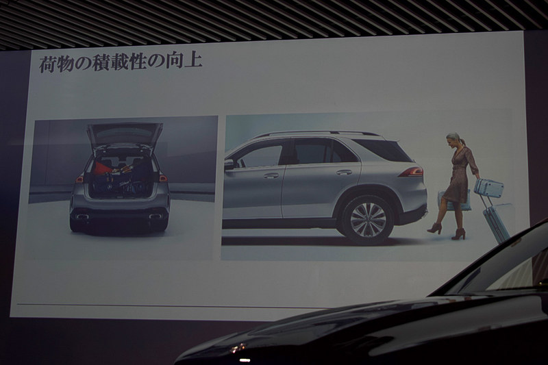 2列目シートの背もたれは電動角度調整式。一部モデルでリア側の車高を40m下げる機能も備える