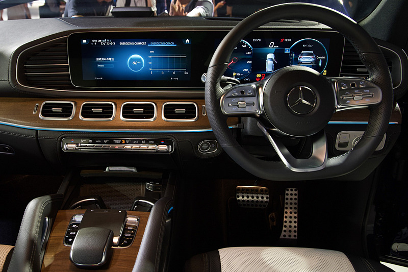 新型GLEのインテリア。メーターとセンターディスプレイを1枚のガラスでシームレスに接続